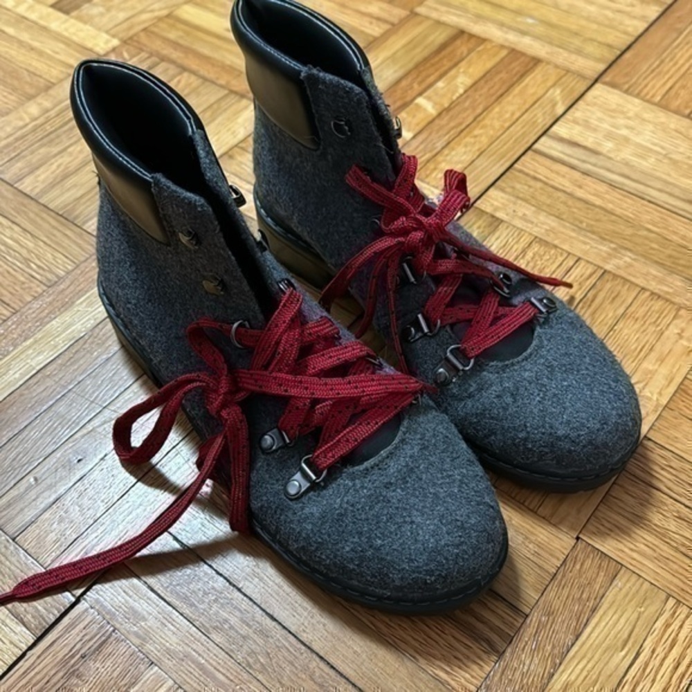 Grey flannel G H bass &‎ co boots with red laces 6.5